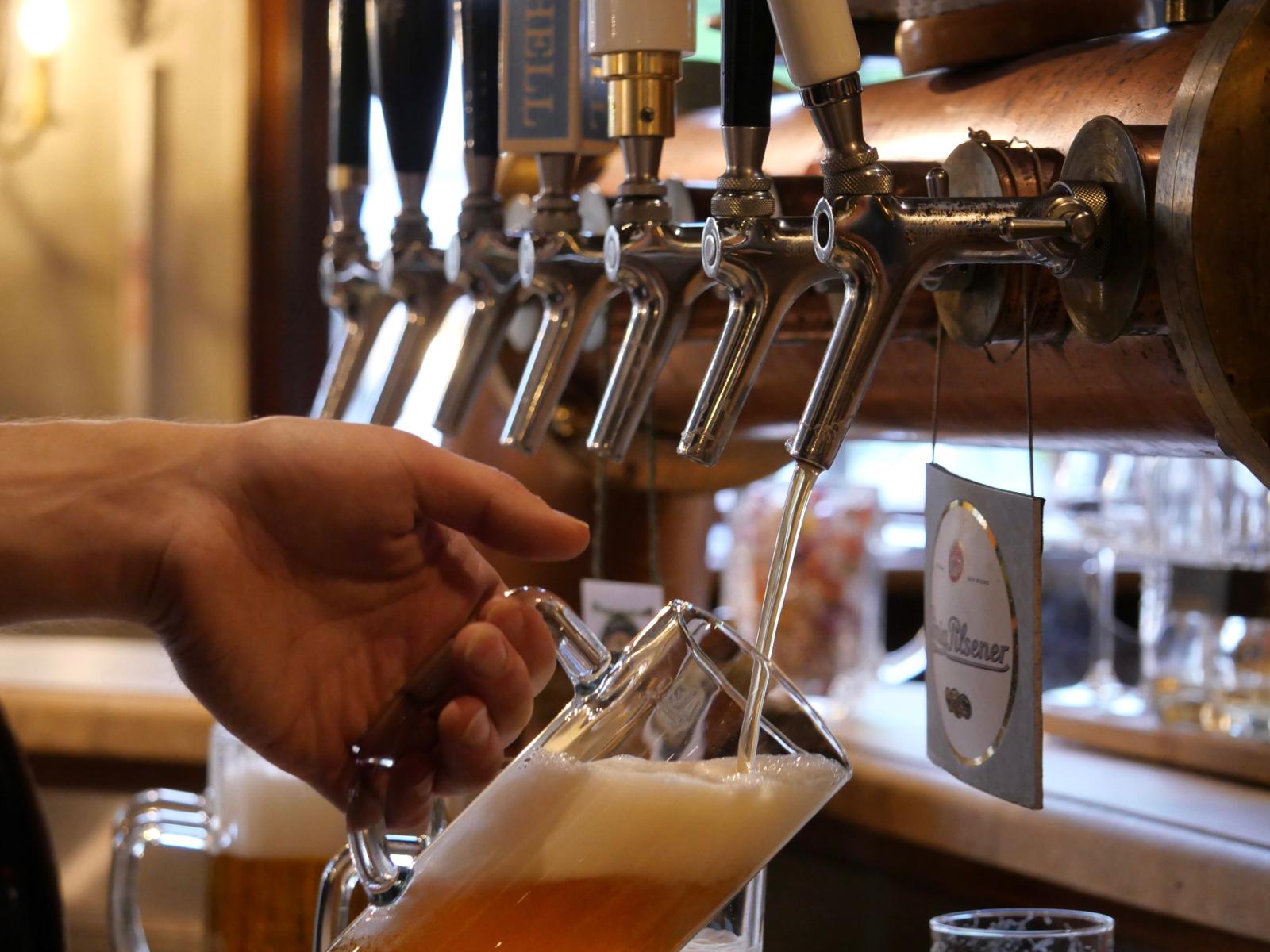 Frisch gezapftes Bier an der Theke im Gasthaus Justus