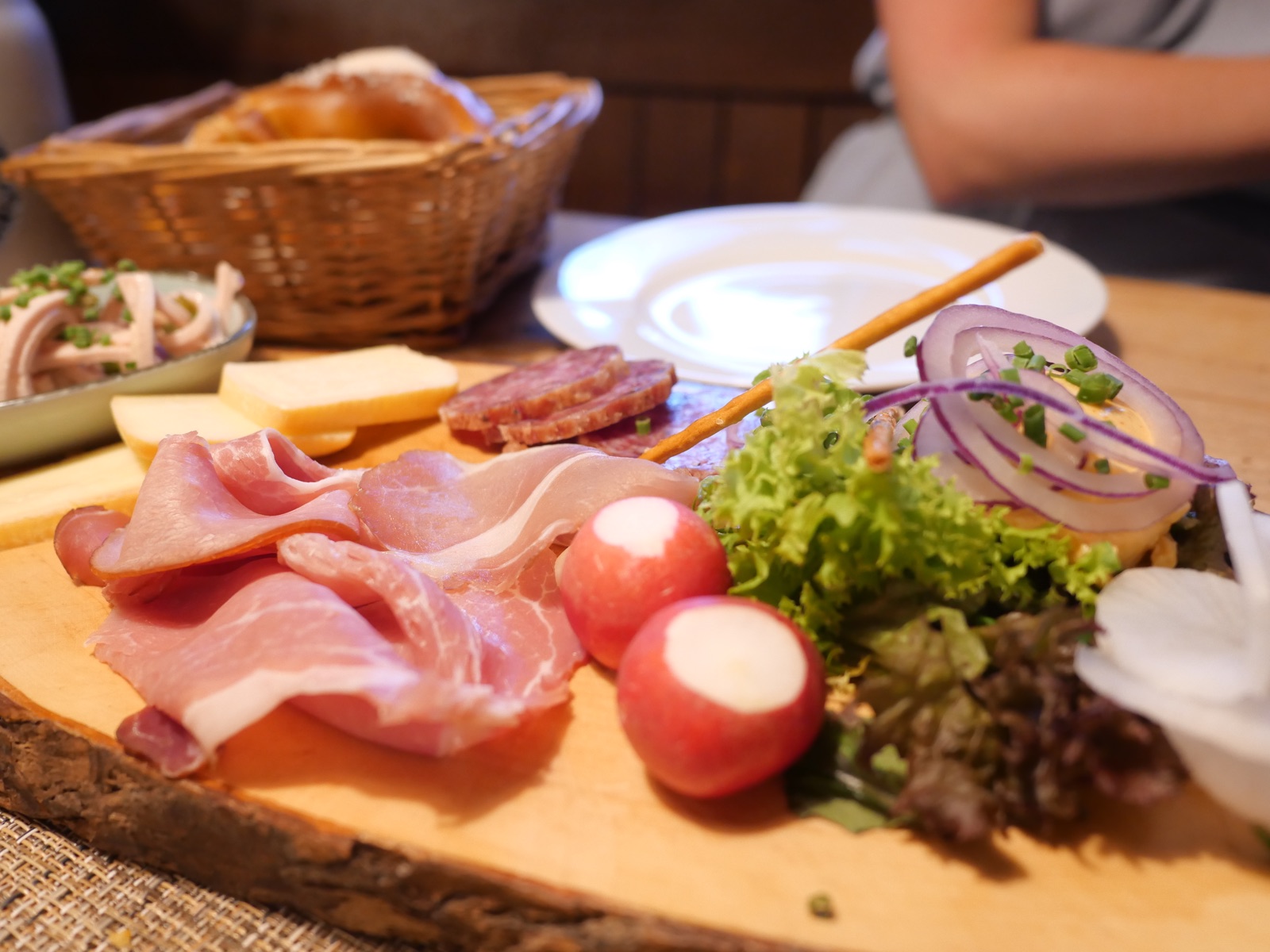 Hessische Brotzeit mit Schinken und Käse
