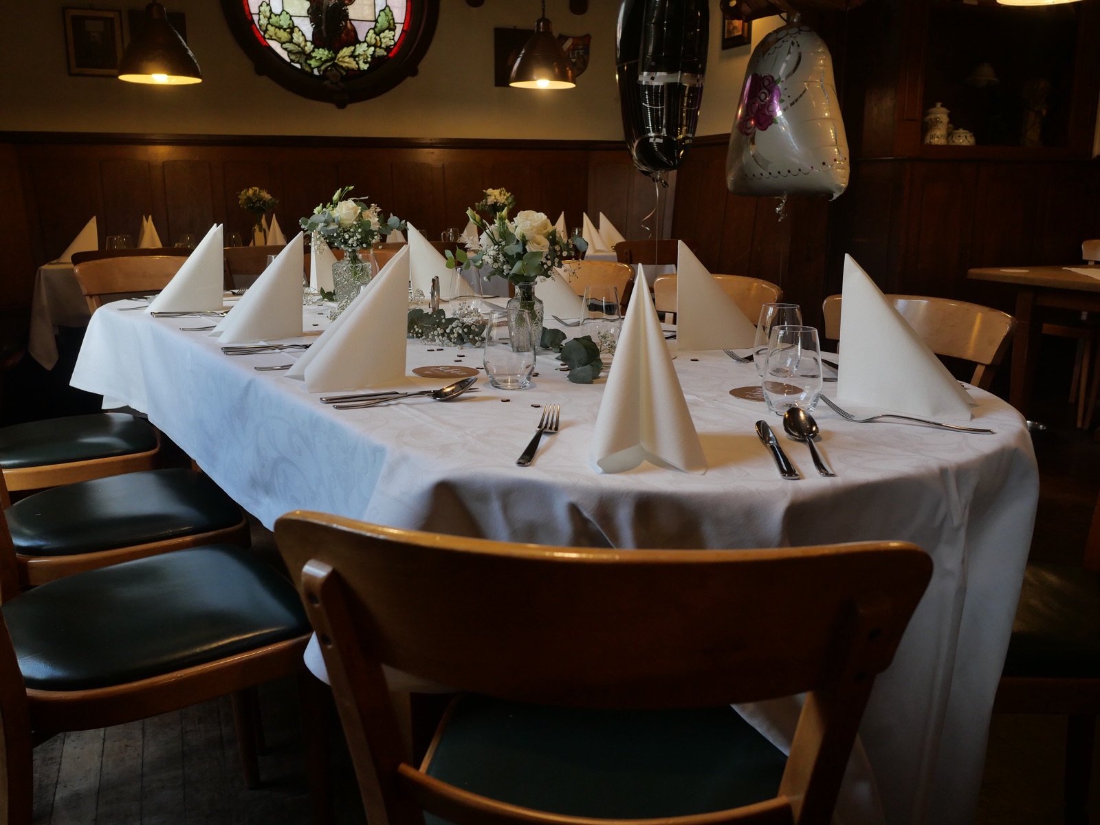 Festlich gedeckter Gastraum im Gasthaus Justus