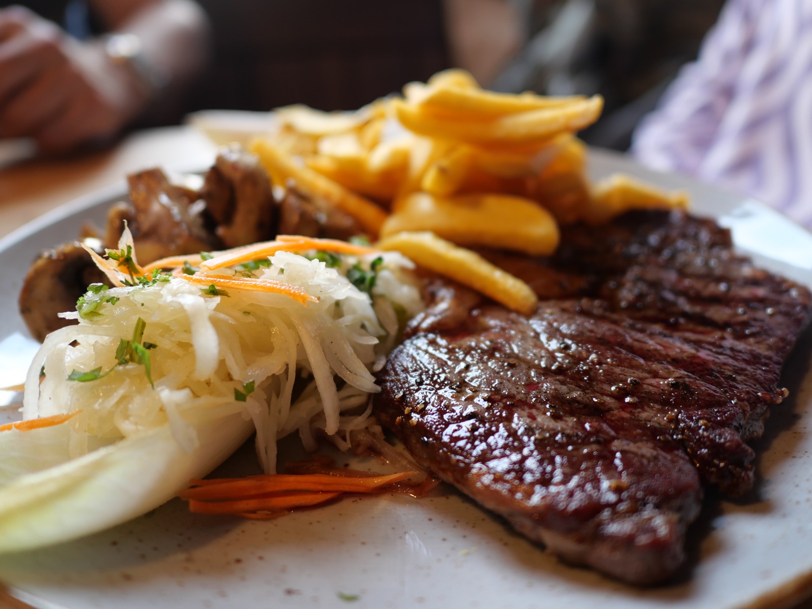 Steak mit Pommes und Krautsalat