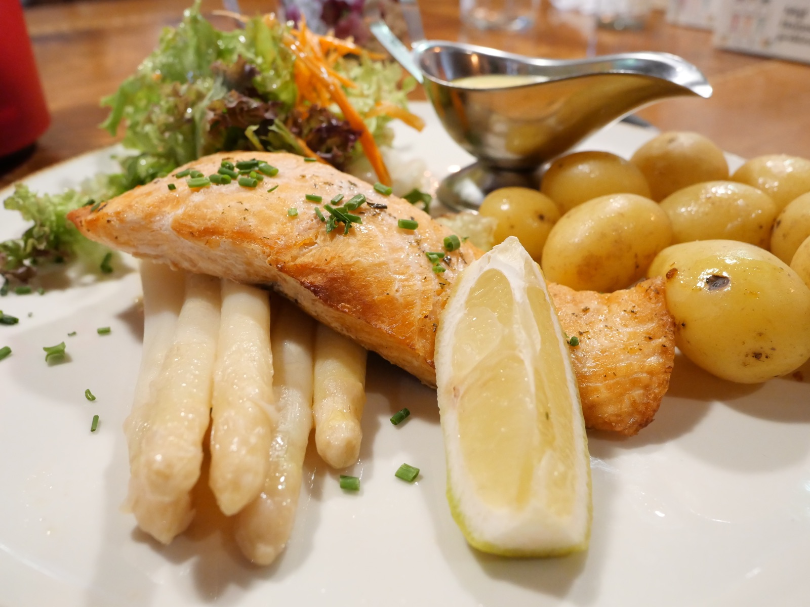 Fischgericht mit Spargel und Kartoffeln