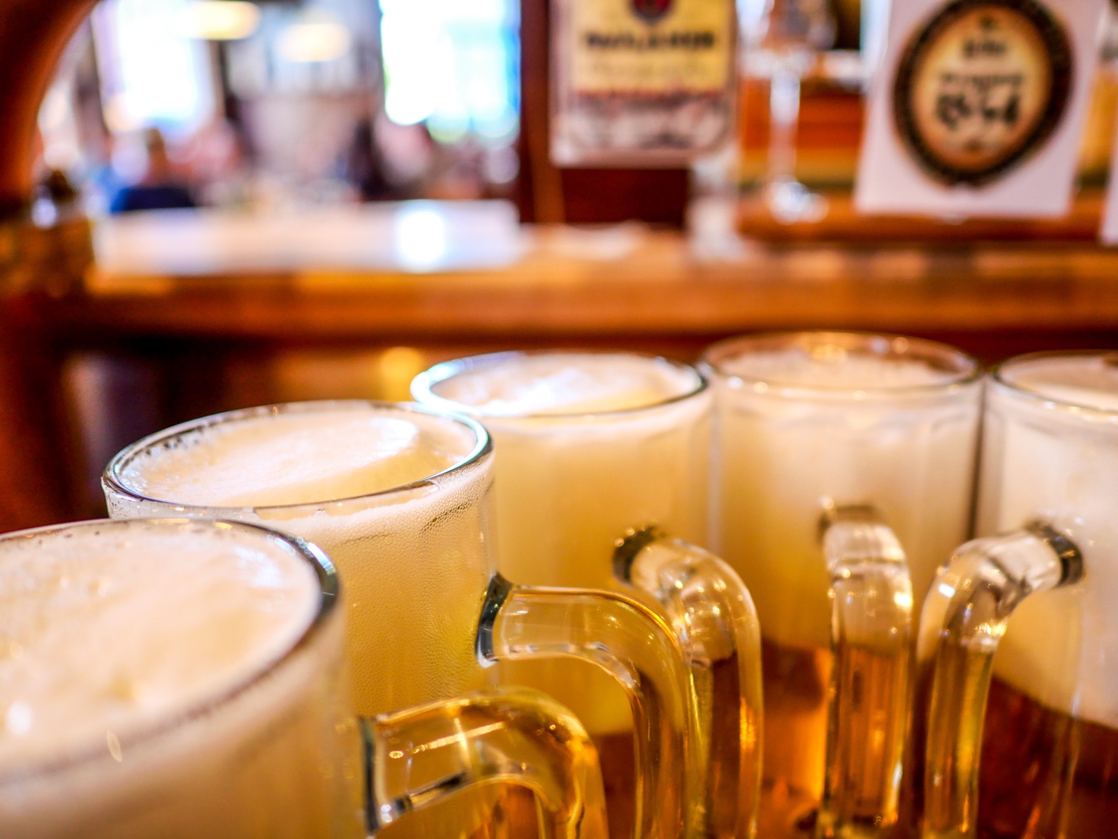 Frisch gezapftes Bier am Tresen