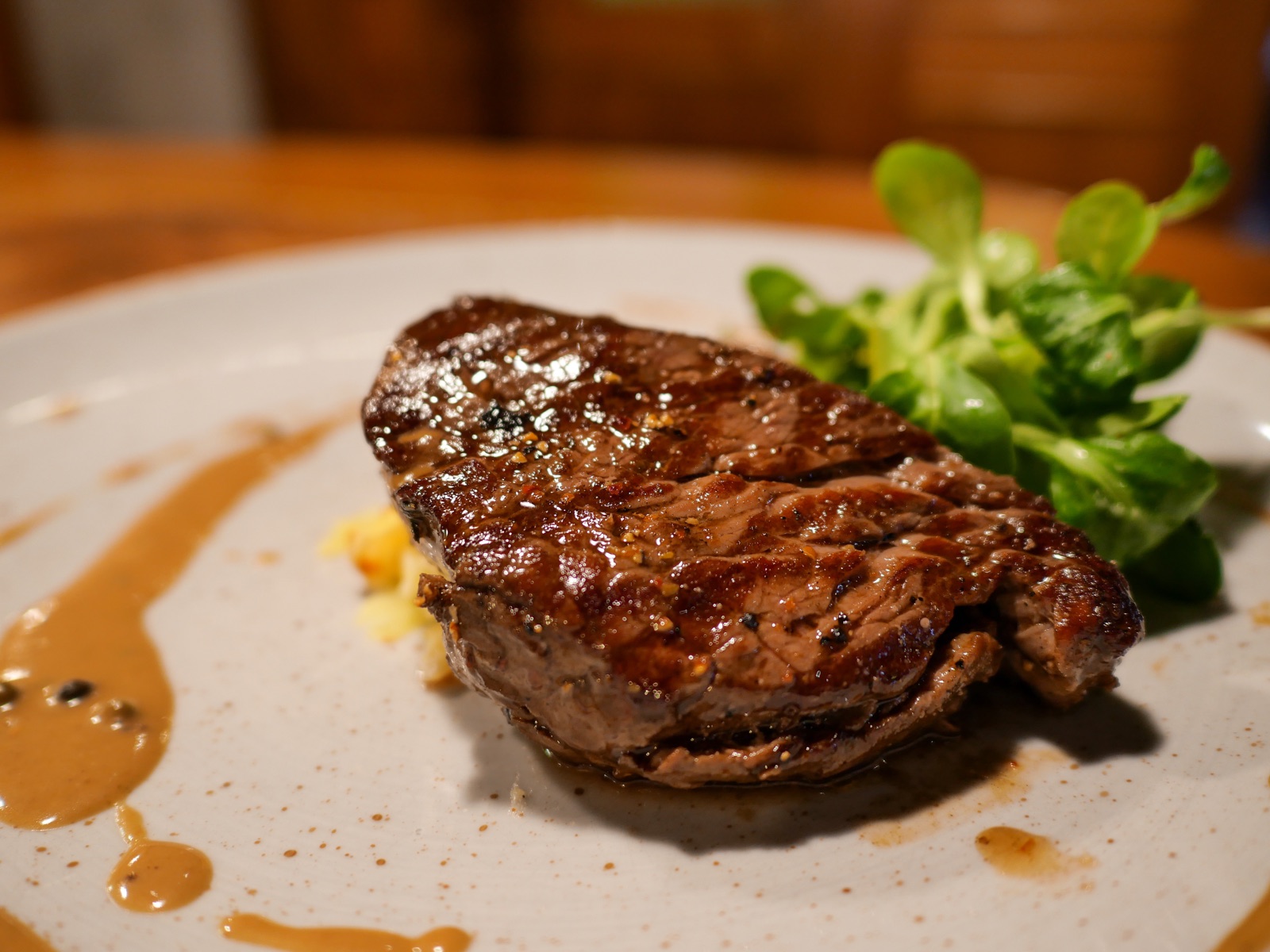 Steak mit Sauce und Salat