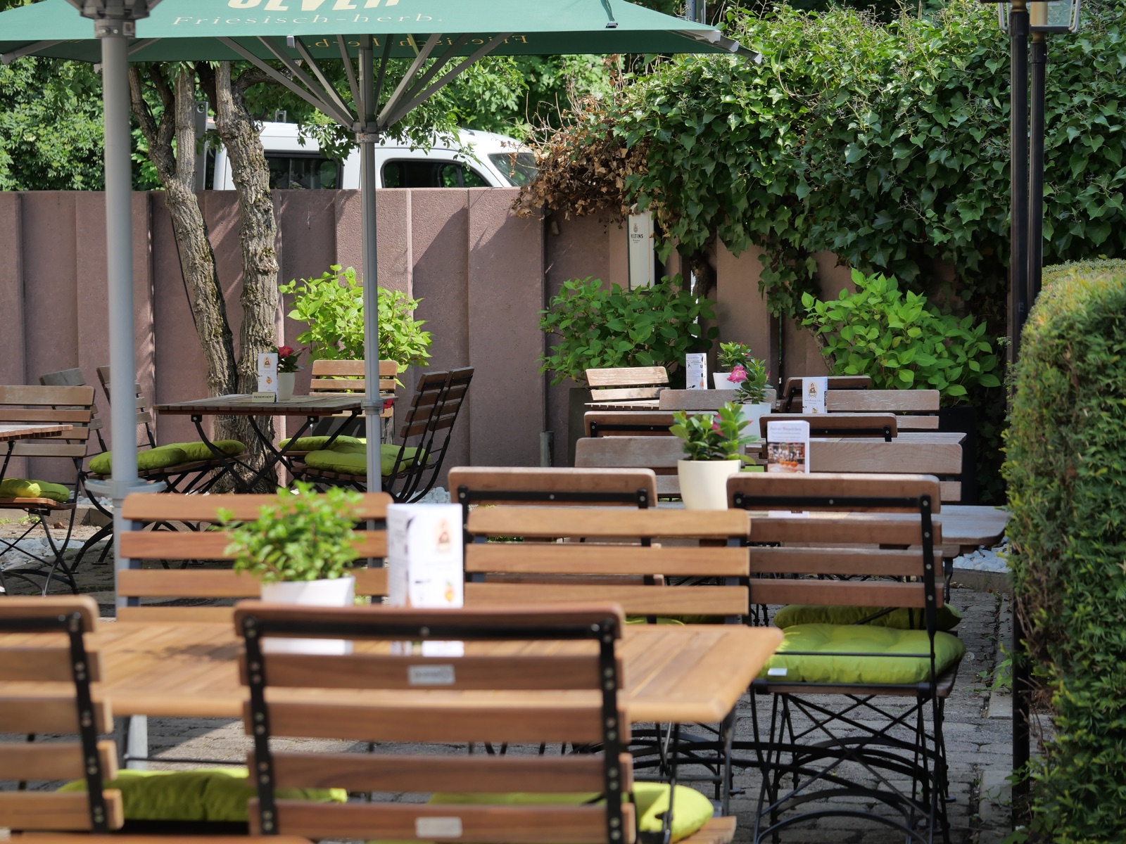 Ruhiger Biergarten des Gasthauses Justus